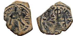 al-Malik ibn Marwan (687-705) Follis. Obverse: Imperial figure. Reverse: Modified cross potent set on steps