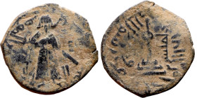 al-Malik ibn Marwan (687-705) Follis. Obverse: Imperial figure. Reverse: Modified cross potent set on steps