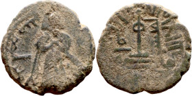 al-Malik ibn Marwan (687-705) Follis. Obverse: Imperial figure. Reverse: Modified cross potent set on steps