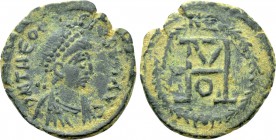 THEODOSIUS II (402-450). Nummus. Constantinople.