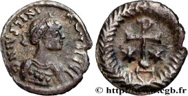 JUSTINIAN I
Type : Demi-silique 
Date : 552-565 
Mint name / Town : Ravenne 
Metal : silver 
Millesimal fineness : 900  ‰
Diameter : 13,5  mm
Orientat...