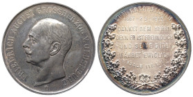 Oldenburg, Friedrich August 1900-1918, Silbermedaille o. J. (graviert 1917) von Knauer, auf das Ehejubiläum. 51 mm; 49,72 g. Im zeitgenössischen Etui....