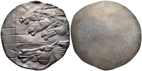 Kunstmedaillen, Güttler, Peter Götz, Weißmetall-Gussmedaille (einseitig) 1986 "Kurz vor dem Einlauf" (Pferdegalopp) 110 mm; 329,68 g. Gussfrisch