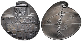 Kunstmedaillen, Güttler, Peter Götz, Weißmetall-Gussmedaille 1999 "Zum neuen Jahr 2000, Balance halten". 50 x 49 mm; 32,82 g. Kl. Kratzer, fast gussfr...