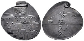 Kunstmedaillen, Güttler, Peter Götz, Weißmetall-Gussmedaille 1999 "Zum neuen Jahr 2000, Balance halten". 50 x 49 mm; 33,26 g. Gussfrisch