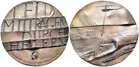 Kunstmedaillen, Güttler, Peter Götz, Weißmetall-Gussmedaille 2002 "Leid mittragen durch Helfen" - Flutkatastrophe an Donau und Elbe" 100 mm; 358,67 g....