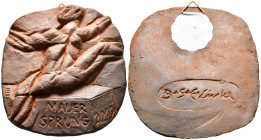 Kunstmedaillen, Linke, Eberhard, Terrakotta-Plakette 2009 "Mauersprung" 93 x 90 mm; 99,82 g. Mit angeklebter Öse, vorzüglich