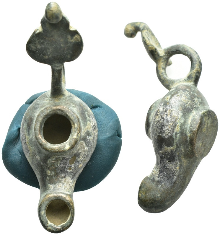 Bronze oil lamp. (67mm, 36.9 g)