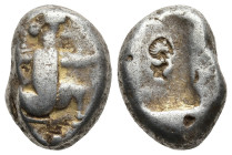 ACHAEMENID EMPIRE. Time of Artaxerxes II to Artaxerxes III (Circa 375-340 BC). Sardes.
AR Siglos (12,4mm 5,4g)
Obv: Persian king in kneeling-running...