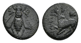 IONIA. Ephesos. Ae (Circa 202-133 BC). Chellon, magistrate.
Obv: Ε - Φ.
Bee.
Rev:
Stag kneeling left, head right; astragalos above. 2,01 g - 13,50 mm...