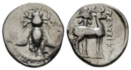 Greek IONIA, Ephesos. Circa 202-150 BC. AR Drachm
Magistrat Telesiphron Bee Ε-Φ / Stag standing right; palm tree in background ΤΕΛΕΣΙΦΡΩΝ
4,52 g - 18,...