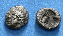 IONIA. Kolophon. Tetartemorion (6th century BC).
Obv: Archaic head of Apollo left.
Rev: Quadripartite incuse square. 0,19 g - 5,40 mm