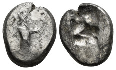 ACHAEMENID EMPIRE. Time of Darios I to Xerxes I (Circa 505-480 BC). Siglos. Sardes.
Obv: Persian king or hero, in kneeling-running stance right.
Rev: ...