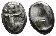 ACHAEMENID EMPIRE. Time of Darios I to Xerxes I (Circa 505-480 BC). Siglos. Sardes.
Obv: Persian king or hero, in kneeling-running stance right.
Rev: ...