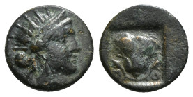 Caria. Rhodos, Ae. Circa 180-84 BC.
Obv:Radiate head of Helios right.
Rev: P-O flanking rose; all within incuse square. 1,29 g - 12,07 mm