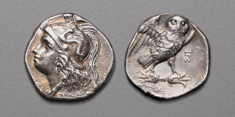 CALABRE, Tarente. Drachme 281-272 Avt. JC AR. 3,20 g.
A/ Tête casquée d'Athéna à...