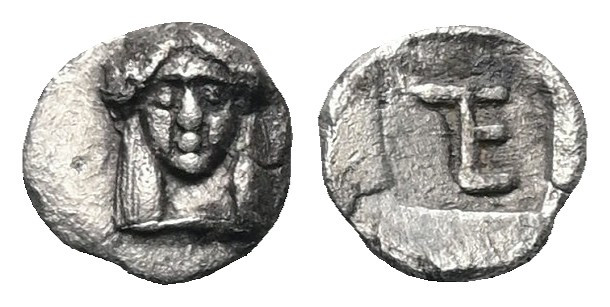 Ionien. Kolophon.

 Tetartemorion (Silber). Ca. 500 - 450 v. Chr.
Vs: Kopf de...