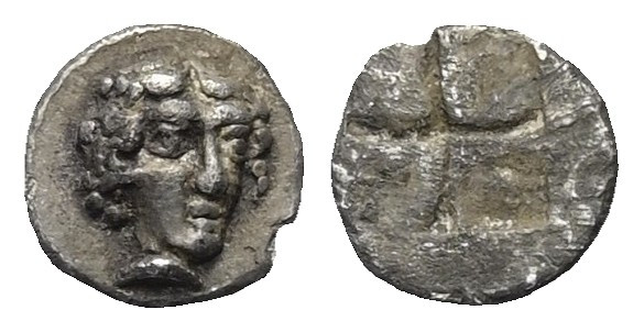 Ionien. Kolophon.

 Tetartemorion (Silber). Ca. 450 - 410 v. Chr.
Vs: Kopf de...