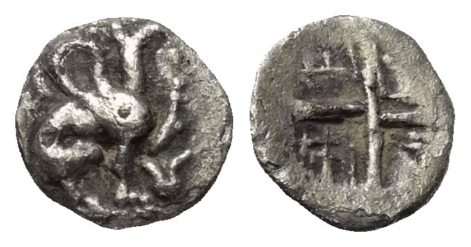 Ionien. Teos.

 Tetartemorion (Silber). Ca. 450 - 425 v. Chr.
Vs: Greif mit e...