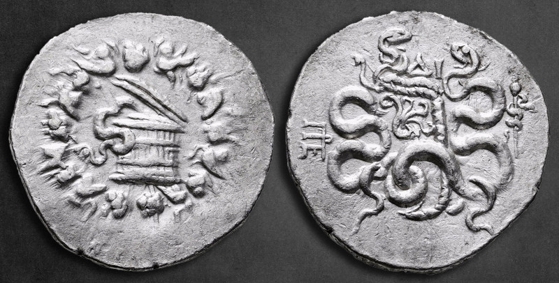 Mysia. Pergamon 166-67 BC. 
Cistophoric Tetradrachm AR

27 mm, 12,28 g

Ser...