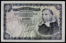 1946. 500 pesetas. (Ed. 454M var). 19 de febrero, Padre Vitoria. Billete de muestra. Numeración 0.000.000. Sin firma del cajero. "INUTILIZADO" en perf...