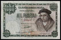 1946. 1000 pesetas. (Ed. 453N). 19 de febrero, Luis Vives. "INUTILIZADO" en perforación. Doblez central. Manchitas de óxido en margen superior del rev...