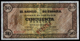 1938. Burgos. 50 pesetas. (Ed. falta). 20 de mayo. Serie E. Sobrecarga tipográfica "MUESTRA" en rojo en anverso. Doblez central. Apresto original. Se ...