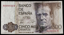 1979. 5000 pesetas. (Cobo 53b). 23 de octubre, Juan Carlos I. Serie B-B. Falso de época. Cortado en tres partes y unido mediante cinta adhesiva. Escas...