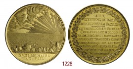 Ai cittadini di Gard morti per la Patria, 1800 (an VIII), Parigi op. Mercièr, bronzo dorato 98,04g. Ø61,4mm. [4,8mm. Sole che sorge dal mare, in cielo...