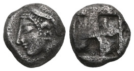 Greek Coins
IONIA. Kolophon. Obol (Late 6th century BC).
Obv: Archaic head of Apollo left.
Rev: Incuse square punch.
SNG Kayhan II 1308.


Weight:1,1 ...