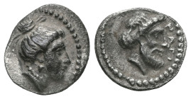 Cilicia, Nagidos AR Obol. c. 400-380. Head of Aphrodite r. / Bearded head of Dionysos r., wearing ivy wreath. SNG Levante 3; SNG BnF 15.


Weight:0,6 ...