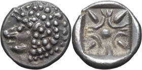 GRÈCE ANTIQUE - GREEK
Ionie, Milet. Diobole ND (fin du VIe - Ve s. av. J.-C.), Milet.
SNG. Kayhan 468-475 ; Argent - 1,10 g - 9,5 mm - 12 h
Superbe.