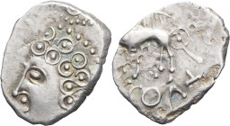 GAULE - CELTIC
Séquanes. Denier SEQVANOIOTVOS ND (Ier siècle avant J.-C.).
LT.5351 - DT.3243 - RIG.260 ; Argent - 1,91 g - 16 mm - 5 h
Sur un flan obl...