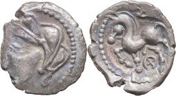 GAULE - CELTIC
Bituriges Cubes. Denier au glaive et à la rouelle ND (60-50 av. J.-C.).
BN.4102 - DT.- ; Argent - 1,71 g - 16 mm - 6 h
Avers légèrement...