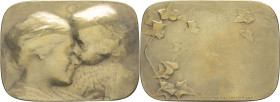 FRANCE - FRANCE
IIIe République (1870-1940). Médaillette, le Baiser de l’enfant ou Tendresse maternelle, par O. Yencesse ND (1904), Paris.
Maier 195 -...
