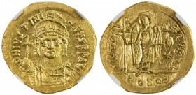 BYZANTINE EMPIRE: Justinian I, 527-565, AV solidus, Constantinople, S-139, D N IVSTINI - ANVS PP AVG, helmeted and cuirassed bust facing, holding glob...