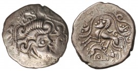 Estátera de Vellón. 100-50 a.C. LOS OSISMII. GALIA. Anv.: Cabeza a derecha, alrededor serpientes. Rev.: Caballo androcéfalo a izquierda. 6,70 grs. Ve....