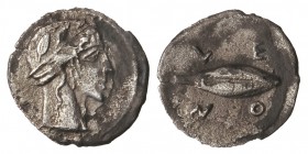Litra. 466-425 a.C. LEONTINOI. SICILIA. Anv.: Cabeza laureda de Apolo a derecha. Rev.: LEON. Grano de trigo. 0,49 grs. AR. Cy-No cat.; Se-836. MBC+.