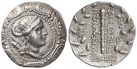 Tetradracma. 158-149 a.C. ANFÍPOLIS. MACEDONIA. Anv.: Escudo macedonio, en el centro busto de Artemisa a derecha, detrás arco y carcaj. Rev.: MAKE¶ON¶...