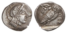 Óbolo. 449-413 a.C. ATENAS. Anv.: Cabeza de Atenea a derecha, con casco adornado de rama de olivo de tres hojas. Rev.: A-¶-E. Lechuza en pie a derecha...