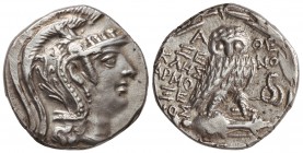 Tetradracma. 180-3 a.C. ATENAS. Anv.: Cabeza de Atenea a derecha con casco ateniense. Rev.: A¶E. Lechuza a derecha sobre ánfora, en el campo serpiente...