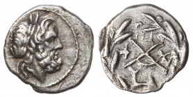 Trióbolo. 274-146 a.C. LIGA AQUEA. Anv.: Cabeza laureada de Zeus a derecha. Rev.: Monograma AX, debajo delfín, a los lados letras. 3,30 grs. AR. Cy-22...