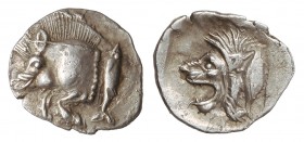 Hemióbolo. 475-400 a.C. CYZICUS. MISIA. Anv.: Prótomo de jabalí a izquierda, detrás atún. Rev.: Cabeza de león a izquierda, dentro de cuadrado incuso....