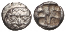 Dracma. 500-475 a.C. MISIA. PARION. Anv.: Gorgona de frente. Rev.: Cuadro incuso en forma de cruz. 3,20 grs. AR. (Anverso algo descentrado). SNG-Coop-...