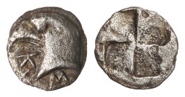 Hemióbolo. 480-450 a.C. KYME. AEOLIS. Anv.: KY-M. Cabeza de águila a izquierda. Rev.: Cuadrado incuso en cruz. 0,30 grs. AR. Cy-2516; Se-4174. EBC-.