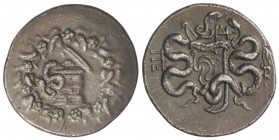 Tetradracma Cistóforo. 166-167 d.C. IONIA. EFESO. Anv.: Cista mística conteniendo serpiente rodeada de corona de hiedra. Rev.: Carcaj entre dos serpie...