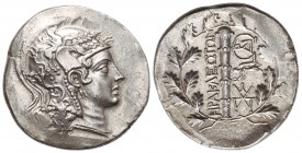 Tetradracma. 190 a.C. HERACLEA DE LATMOS. JONIA. Anv.: Cabeza de Atenea con casco adornado de Pegaso y cinco prótomos de caballos al galope, en el cub...