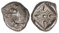 Dracma. 391-377 a.C. HECATOMNOS. CARIA. Anv.: EKA. Cabeza de león a izquierda. Rev.: Flor de cuatro pétalos y doce pístilos en cuadrado incuso. 4,05 g...