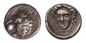 Trihemitartemorion. 480-450 a.C. KNIDUS. CARIA. Anv.: Cabeza de león a izquierda. Rev.: Cabeza femenina de frente. 0,25 grs. AR. Se-No cat. MBC+.