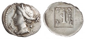1/4 Dracma. 168-81 a.C. KRAGOS. TLOS. LICIA. Anv.: Cabeza de Artemisa a izquierda, a los lados ¶- Y. Rev.: T - ¶/ K - P, alrededor de carcaj y caduceo...